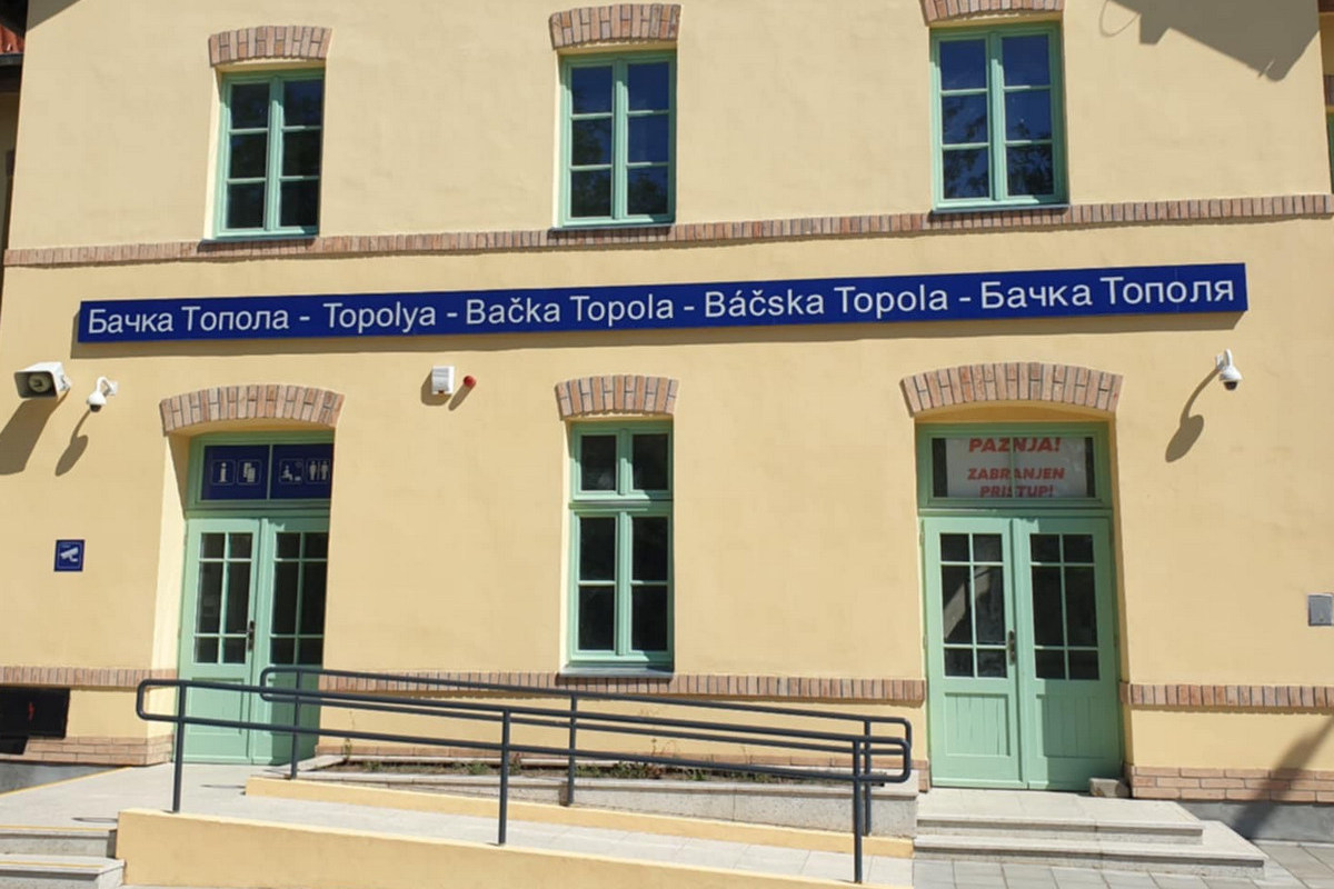 Az ajtó felett látható piros betűs felirat arról tájékoztatja az "utazóközönséget", hogy tilos a belépés: gyorsvasút használhatatlan állomásokkal