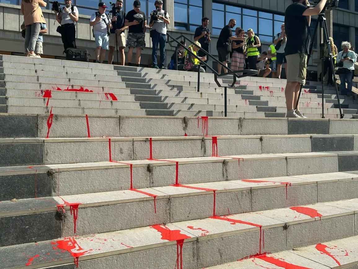 A diákok piros festékkel öntötték le az Igazságügyi Palota lépcsőit, de a belügyminisztérium épületének bejáratát is (Forrás: X platform)