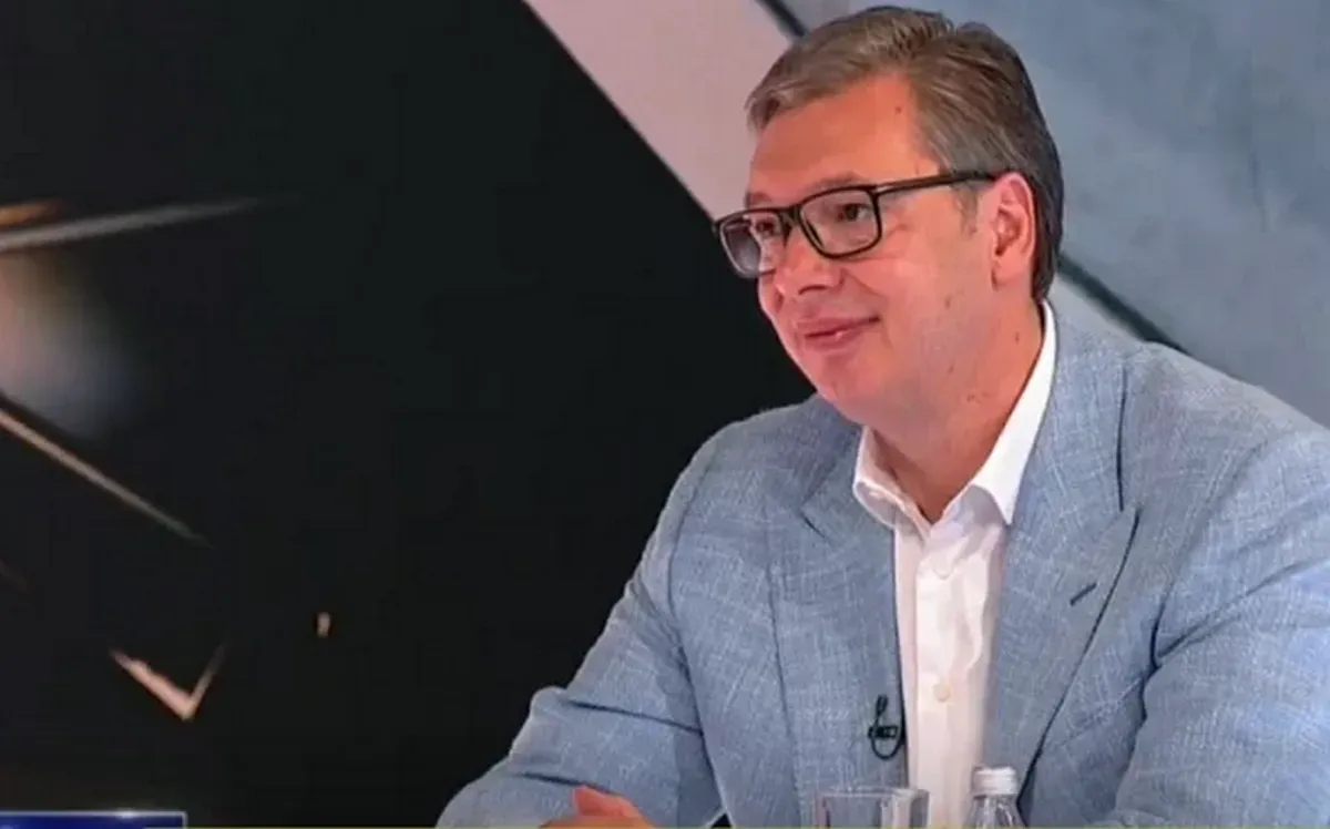 A szerb elnök a Pink Televízióban, már nem volt olyan vidám, mint éjfélkor, de azért még mindig nem fagyott le az arcáról a mosoly
