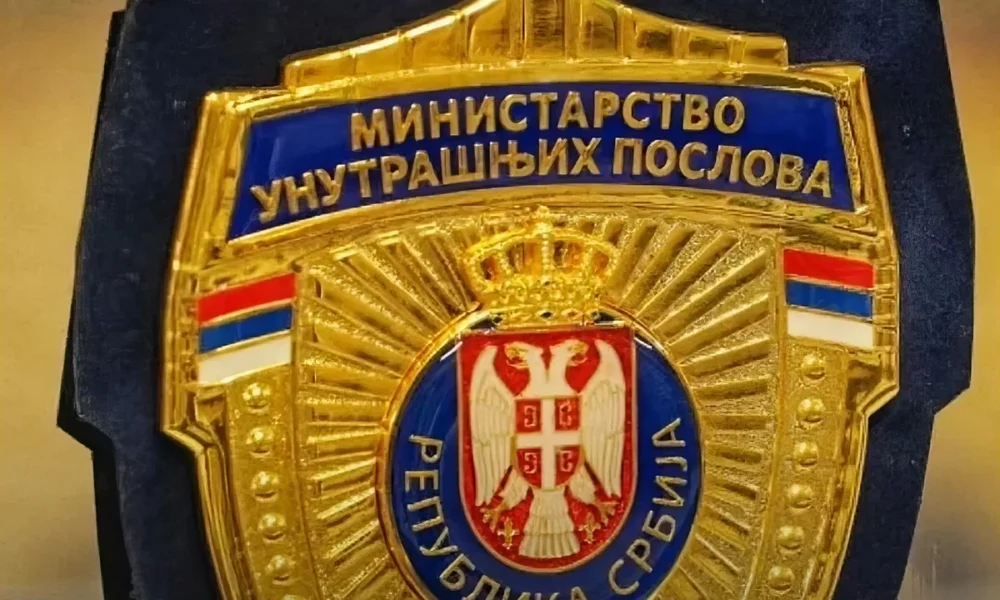 A szerb belügyminisztérium tagadja, hogy a bántalmazott diáklány a rendőrségen járt volna. A rendőrök szerint Anja tehát nem járt a belügyminisztériumban , amelynek "nincsenek hangágyúi", de van olyan szoftvere, amely 167 ezer embert számol meg százzal felszorozva a jelenlévők számát