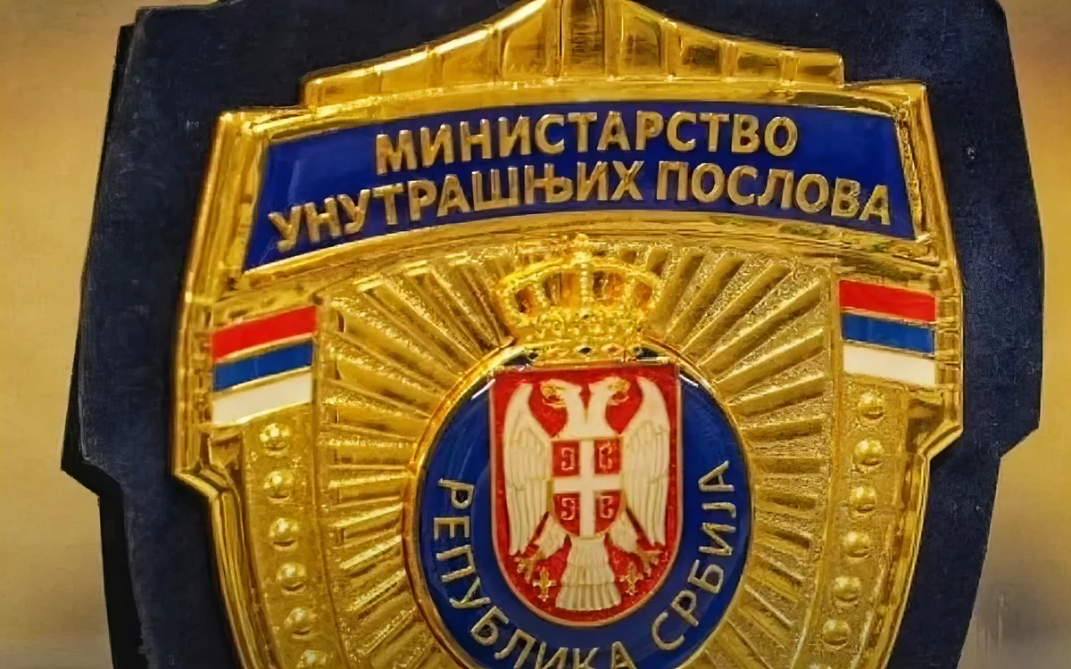 A szerb belügyminisztérium tagadja, hogy a bántalmazott diáklány a rendőrségen járt volna. A rendőrök szerint Anja tehát nem járt a belügyminisztériumban , amelynek "nincsenek hangágyúi", de van olyan szoftvere, amely 167 ezer embert számol meg százzal felszorozva a jelenlévők számát
