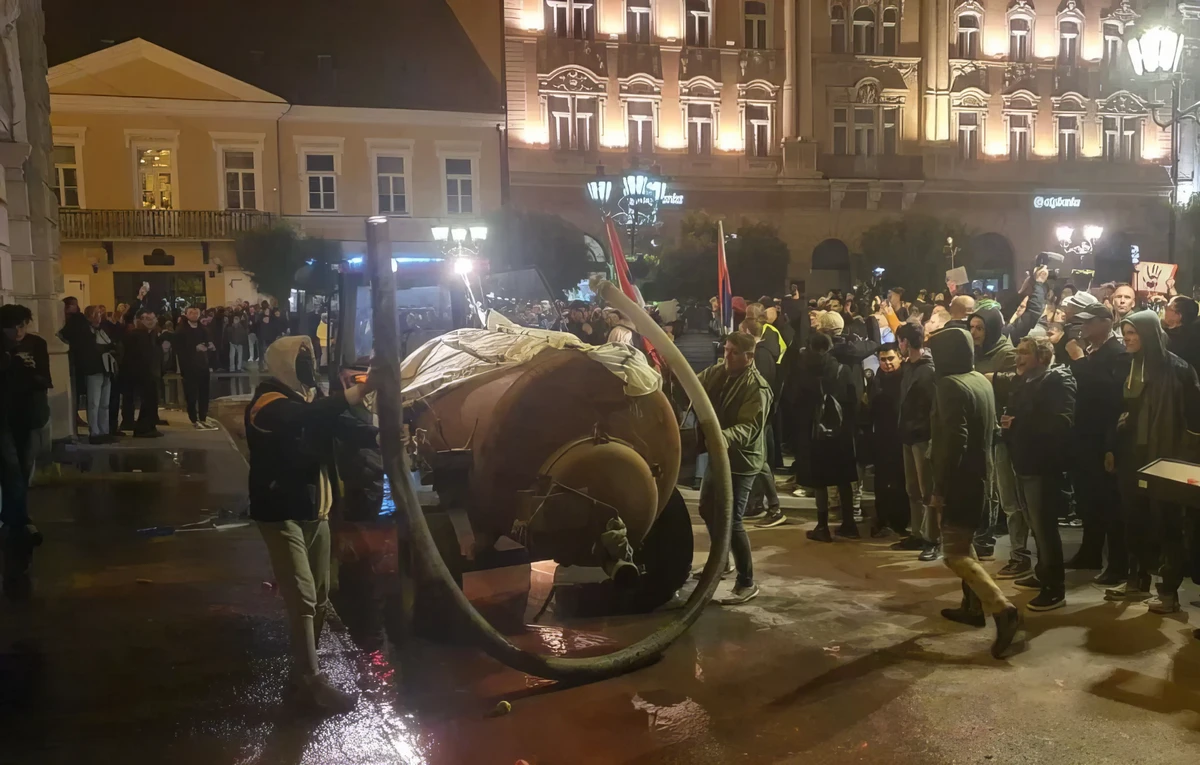 Meztelenre vetkőztették Horgosnál Miša Bačulovot és feleségét 2 A tavaly november 5-i tüntetésen, Baculov fekáliával árasztotta el az újvidéki városháza előtti teret, amely lényegében a város főtere