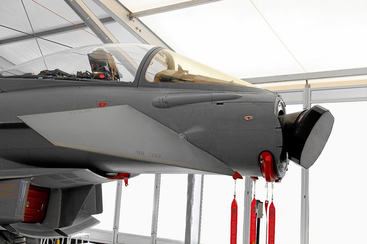 Kis kínai propaganda a Kunpeng méretéről és egyebekről 4 Az Eurofighter Typhoon harci repülőgép orr-idomának eltávolításával léthatóvá válik az Euroradar CAPTOR AESA antennája