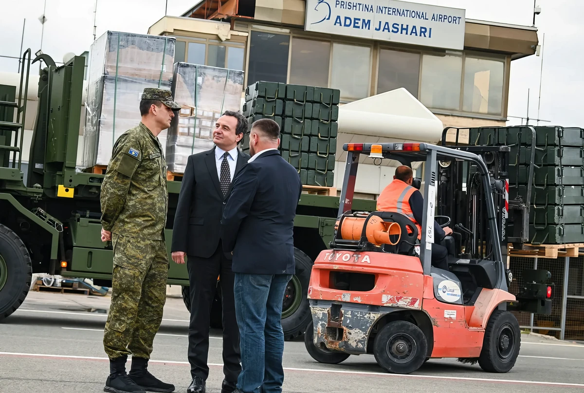 Albin Kurti koszovói ügyvivő miniszterelnök elégedetten nyugtázta, hogy több ezer Skydagger kamikaze harci drónnal teli konténerek érkeztek a pristinai Adem Jashari nemzetközi repülőtérre