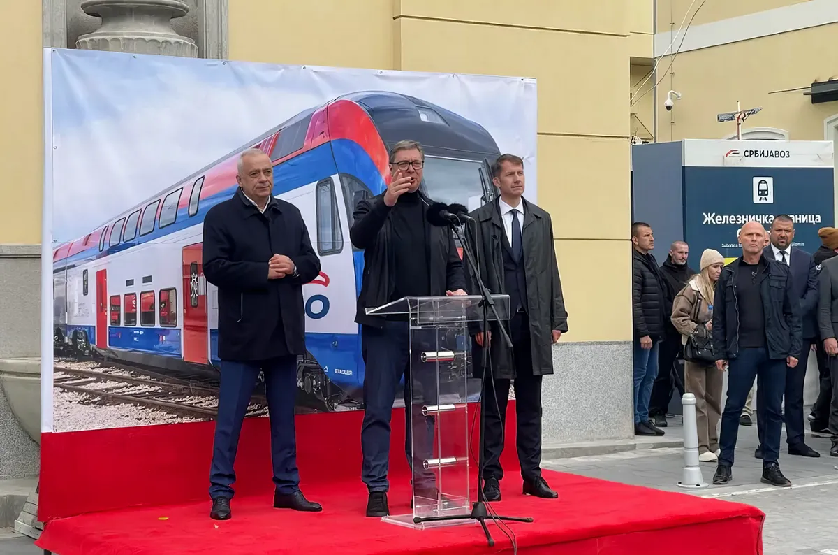 A szerb elnök beszédje elején felhívta maga mellé a pulpitusra  Pásztor Bálintot, a VMSZ elnökét. Vučić mellett eleve ott virított Stevan Bakić, szabadkai polgármester
