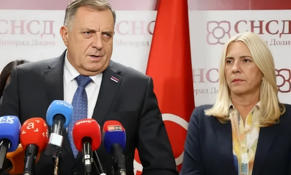 Az Egyesült Államok megszüntette a szankciókat Milorad Dodik és asz általa vezetett politikai galeri, például a képen látható Željka Cvijanović ellen is. Aleksanar Vučić szerfbiai elnök vérnyomása jelenleg 250/200 környékén lehet, Dodiknak ugyanis sikerült megnyernie az amerikaikat, neki viszont nem.