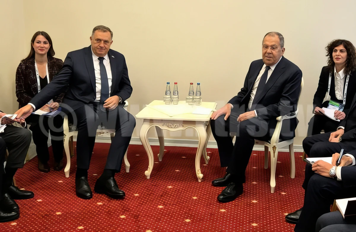 Dodik egy minszki konferencián: Putyin békét akar az egész világnak 3 Dodik Lavrovval biztosan tárgyalt, ezt fotóval is tudja bizonyítani. Egyébként valamelyik budapesti szállodában éppen ilyen a szőnyeg, valószínűleg egy helyen készült