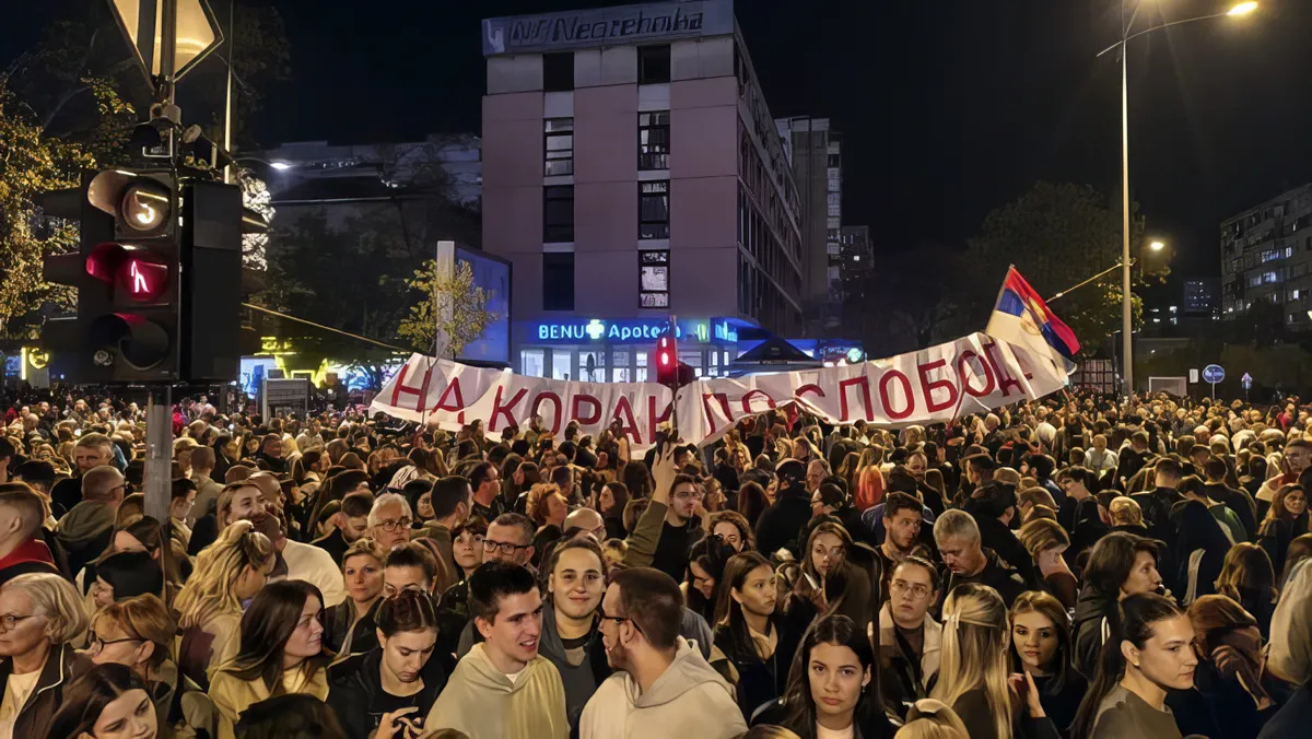Egy lépésre a szabadságtól, olvasható az újvidéki transzparensen