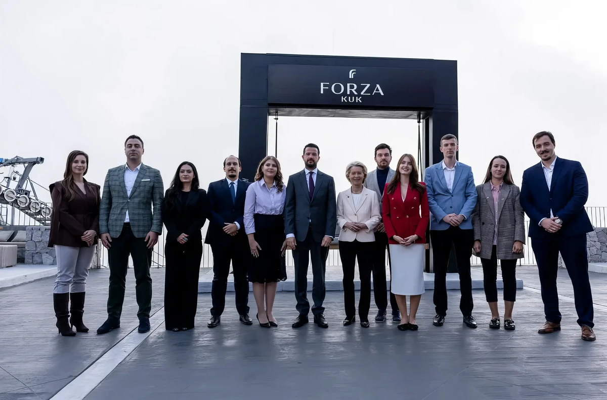 Montenegró 2028-ban az EU tagja lesz? 3 Családi fotó a Forza Kuk értelemnél. A Forza Kuk egy különleges étterem, közvetlenül a Kotorból Lovćenbe vezető felvonó felső állomásánál található