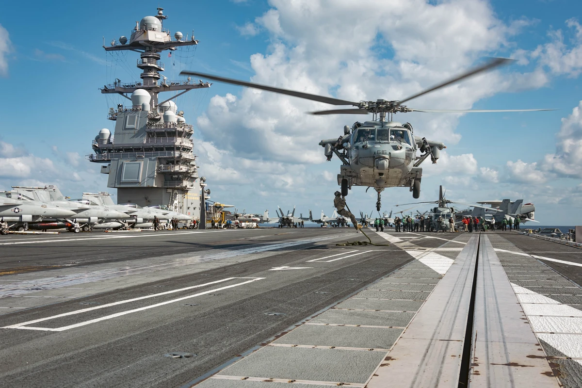 A repülők között néhány helikopter is akad
