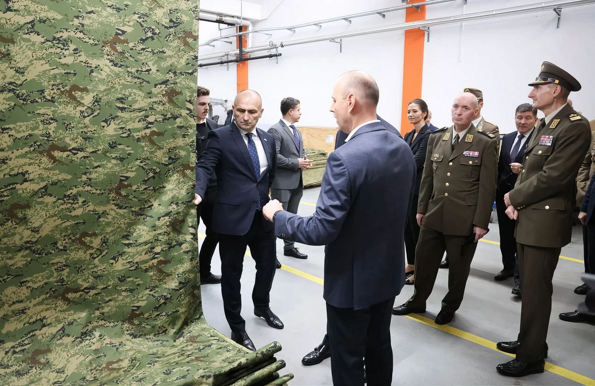 Anušić azzal dicsekedett el, hogy a csáktornyai Čateks speciális katonai anyagokkal látja el a horvát fegyveres erőket, és termékeit számos NATO- és EU-tagországba exportálja. A terepszínű anyagon ismétlődő barna minta nagyon hasonlít Horvátország körvonalaira