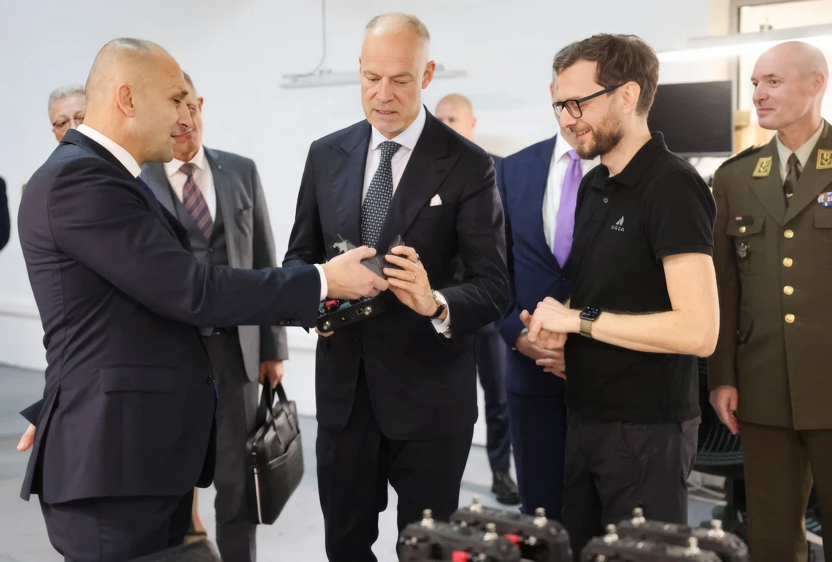 A két miniszter felkereste az eszéki Orqa céget, amely teljes egészében horvát gyártású FPV drónokat állít elő. Anušić hangsúlyozta, hogy az általa vezetett tárca támogatja a horvát védelmi ipar fejlesztését, mert az erős hazai vállalatok hozzájárulnak a nemzetbiztonsághoz, és ez mostanság különösen fontos, mivel az új katonai rendszerek leszállítása hosszú időt vesz igénybe, és az árak sokszorosára nőnek az európai és a világban romló biztonsági körülmények miatt