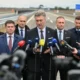 A frissen átadott A5-ös autópálya átadásán résztvevő horvát különítmény a horvát miniszterelnökkel az élén