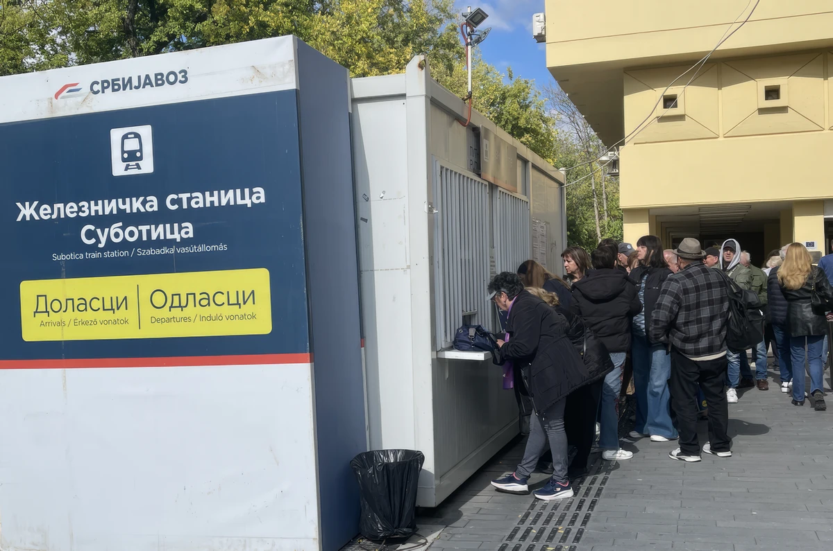 Elindult a vonat, s mi van a szívünkkel? 3 A jegyeket konténerből árulják, már ahol van konténer