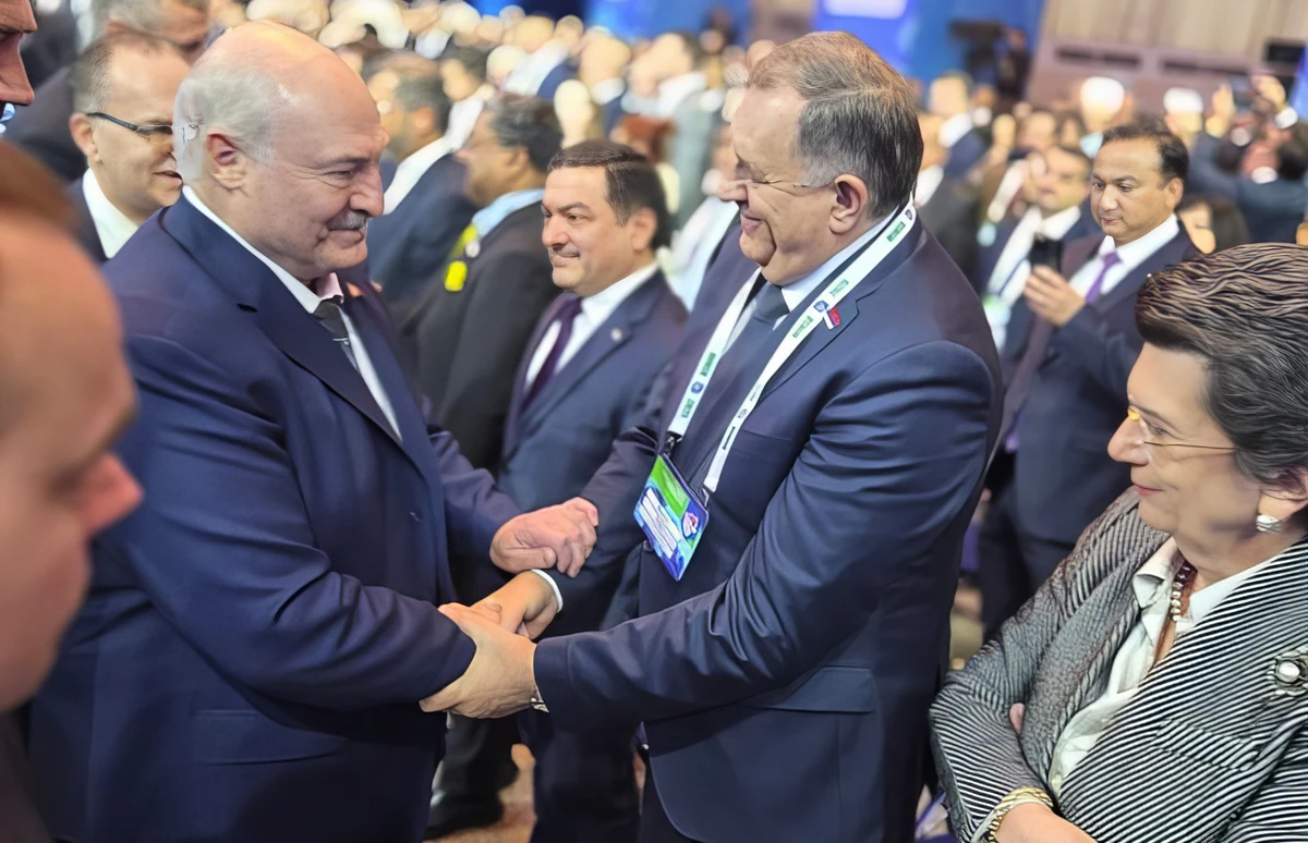 Dodik egy minszki konferencián: Putyin békét akar az egész világnak 4 Dodik Lukasenkával is kezet rázott (Forrás: Dodik.net)