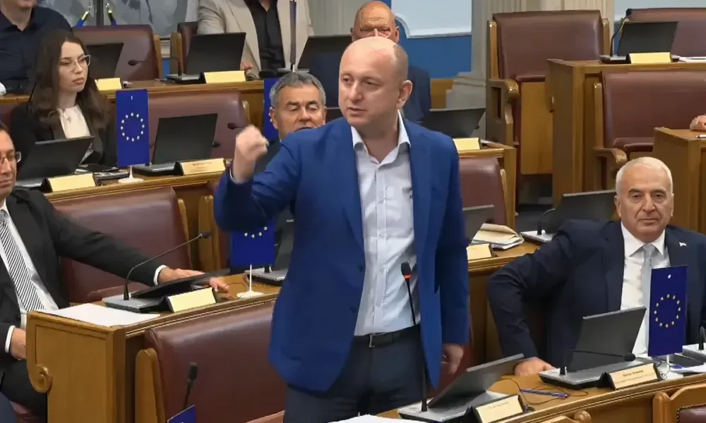 A háború hosszú árnyéka - a montenegrói szerb DNP Horvátországról: a zsarolás, a fenyegetések és a területi követelések veszélyeztetik a jószomszédi kapcsolatokat. A képen Milan Knežević, a szerb elnök montenegrói szövetségese (Forrás: Screenshot)