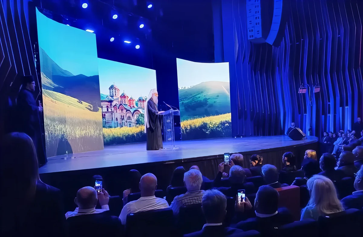 A Szerb Ortodox Egyház is Moszkva geopolitikai eszköztárának része. Porfirije pátriárka beszédét mondja a belgrádi alakuló ülésen