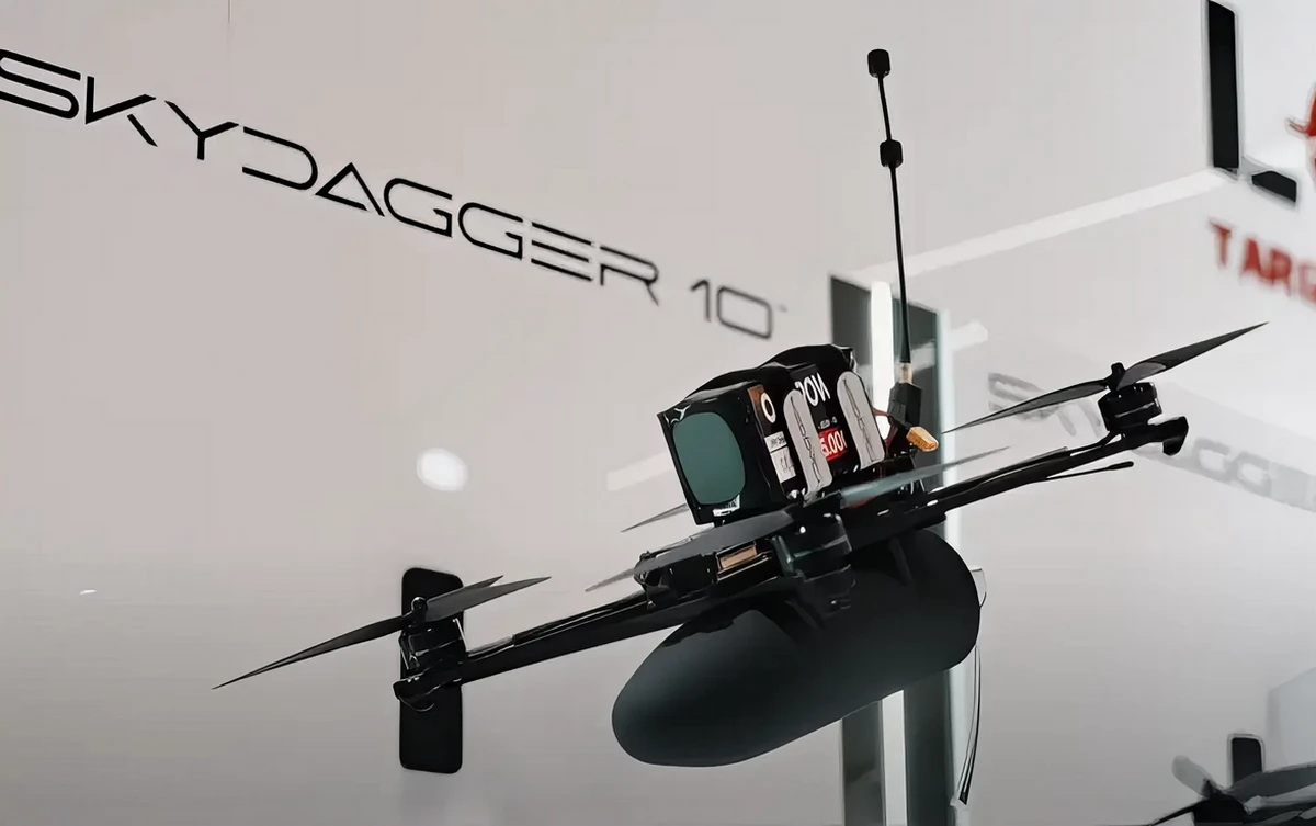 A 2-5 kg teherbírású, duplakamerás Skydagger drónok hatótávolsága 10 km, sebesség 130 km/h, és körülbelül tíz percig képes a levegőben maradni 