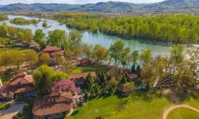 A Sunčana Reka etno falu a Drina partján Banja Koviljačában, ahol a kiképzés zajlott a feltételezett moldovai zavargások előidézésére