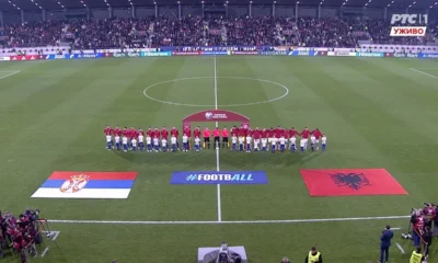 A két csapat felsorakozott a kezdéshez, játékot ugyan nemigen lehetett látni, de nacionalizmusból nem volt hiány