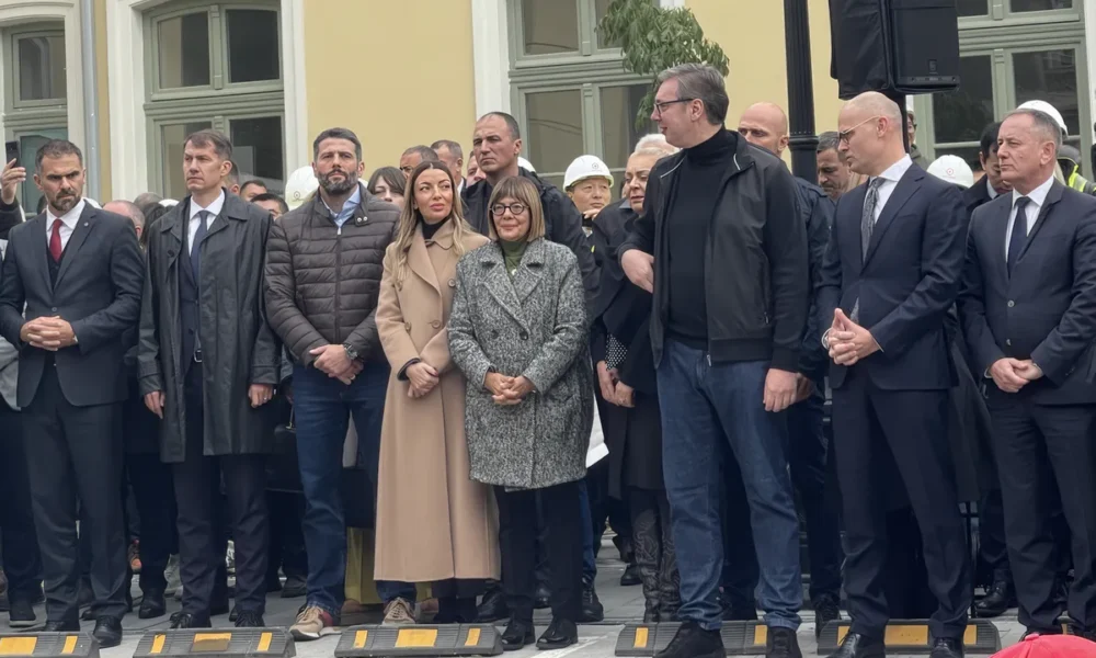A szerb elnök farmerben és garbóban írta a történelmet, a dress code nem vonatkozott Aleksandar Šapićra sem, ő kimondottan "sportosan" öltözött a vonatozáshoz. A nép öt napig ingyen utazhat