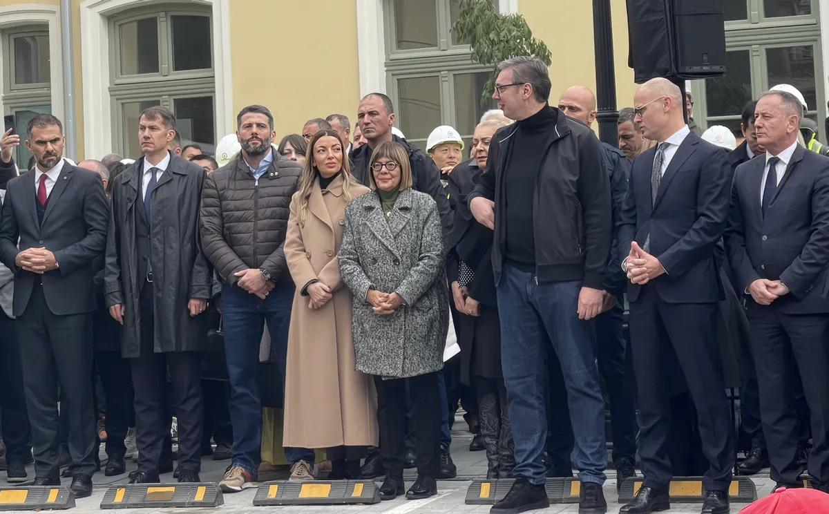 A szerb elnök farmerben és garbóban írta a történelmet, a dress code nem vonatkozott Aleksandar Šapićra sem, ő kimondottan "sportosan" öltözött a vonatozáshoz. A nép öt napig ingyen utazhat