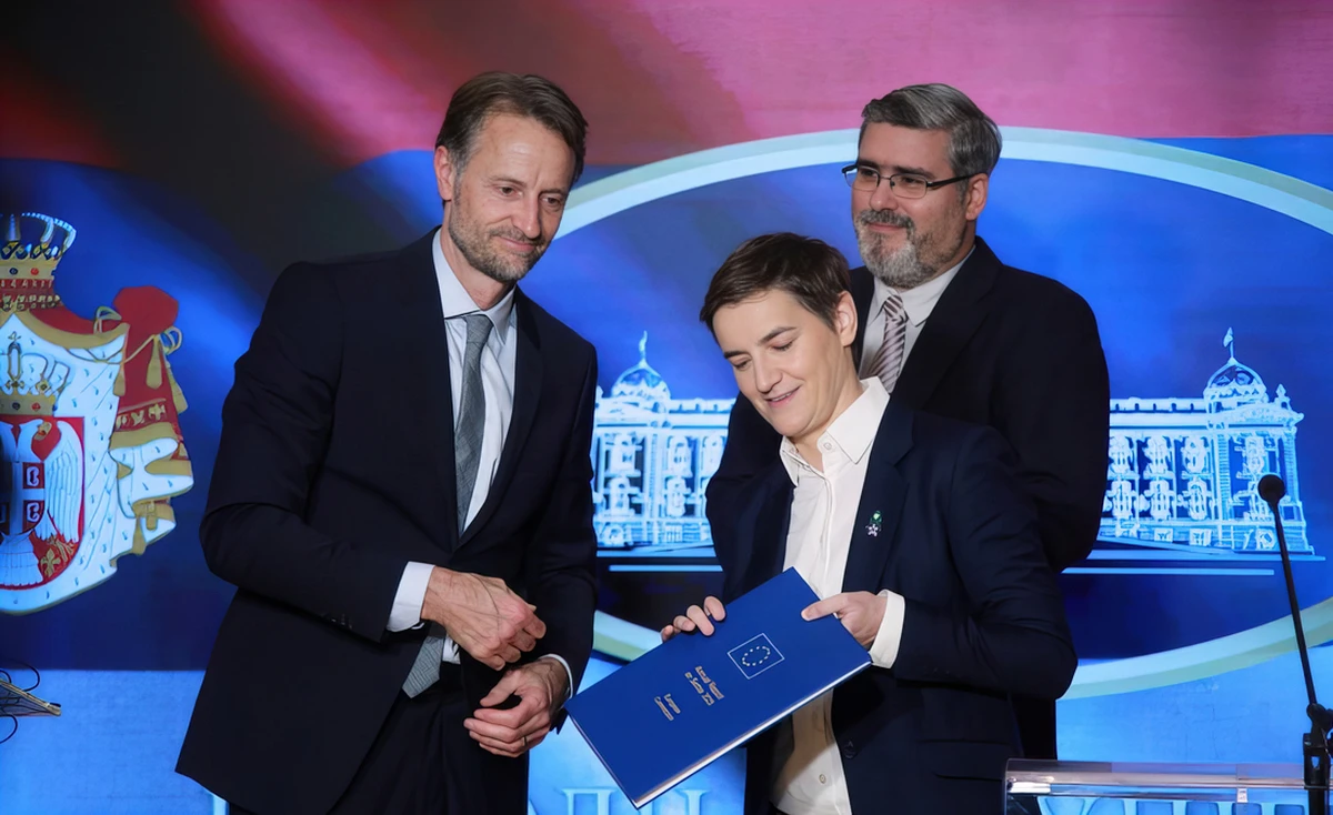 EB-jelentés: Elnyomás, letartóztatások, túlzott erőszak Szerbiában 3 Az Európai Bizottság éves jelentései számunkra iránymutatásként szolgálnak azzal kapcsolatban, hogy mit kell megtennünk a következő lépésként, hogy felgyorsítsuk az európai integráció útját, és közelebb kerüljünk az Európai Unió teljes jogú tagságához – mondta igencsak álszent módon Ana Brnabić a jelentés átvételekor