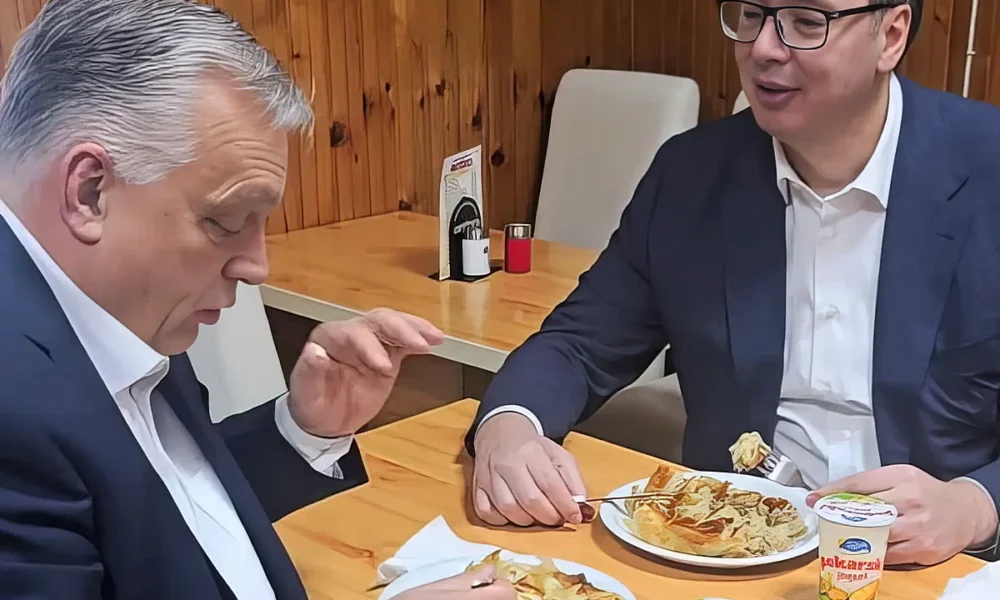 A szerb elnök keveselte a hagymát a húsos burekból, amelyet a Pásztor-díj átvételét követően fogyasztottak el