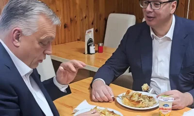 A szerb elnök keveselte a hagymát a húsos burekból, amelyet a Pásztor-díj átvételét követően fogyasztottak el