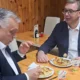 A szerb elnök keveselte a hagymát a húsos burekból, amelyet a Pásztor-díj átvételét követően fogyasztottak el