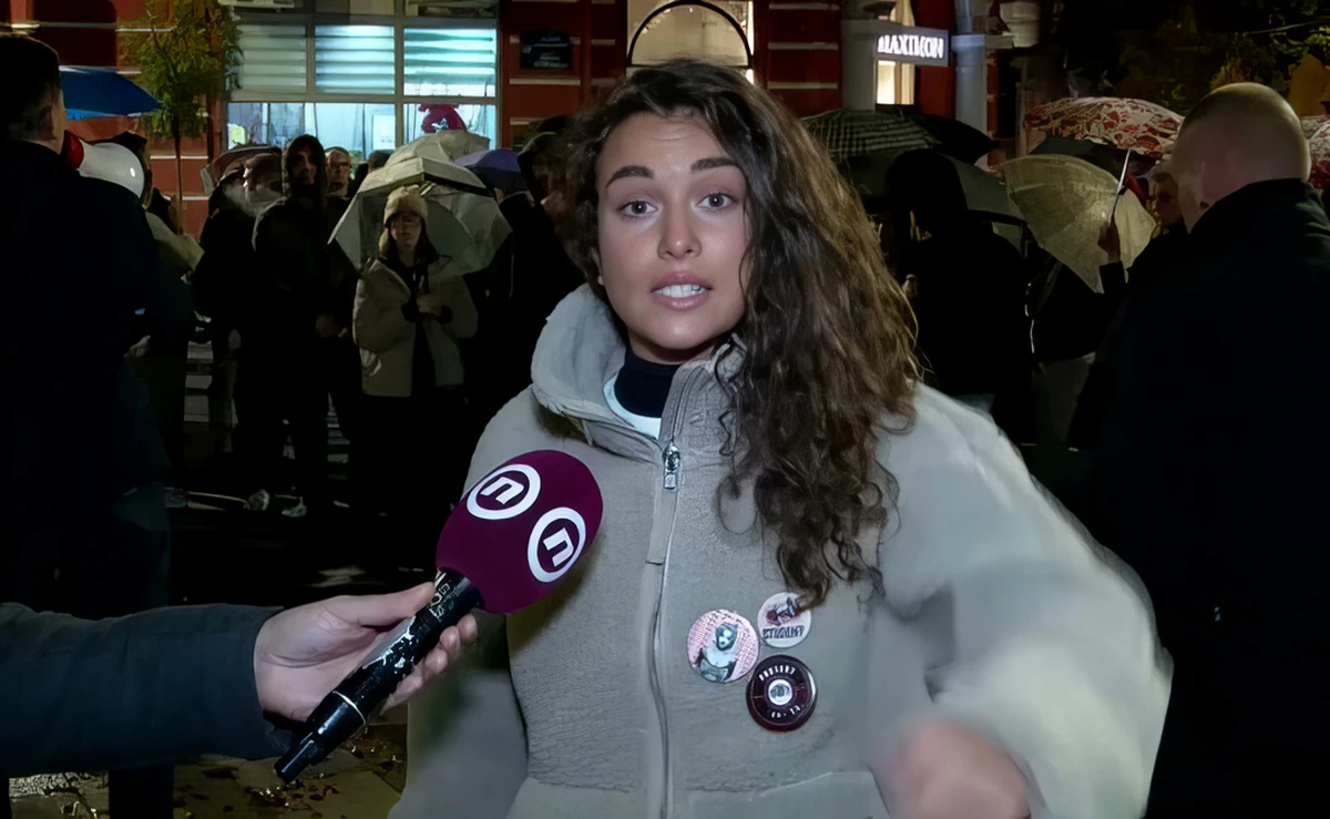 A szerb állam elveszett Ćacilend és a parlament között 4 Gyerünk, emberek, csináljatok ti is egy kicsit, ne üljetek otthon, és ne sírjatok, gyertek ki az utcára, és álljatok mellém! - mondta ez a diáklány a Nova TV műsorában