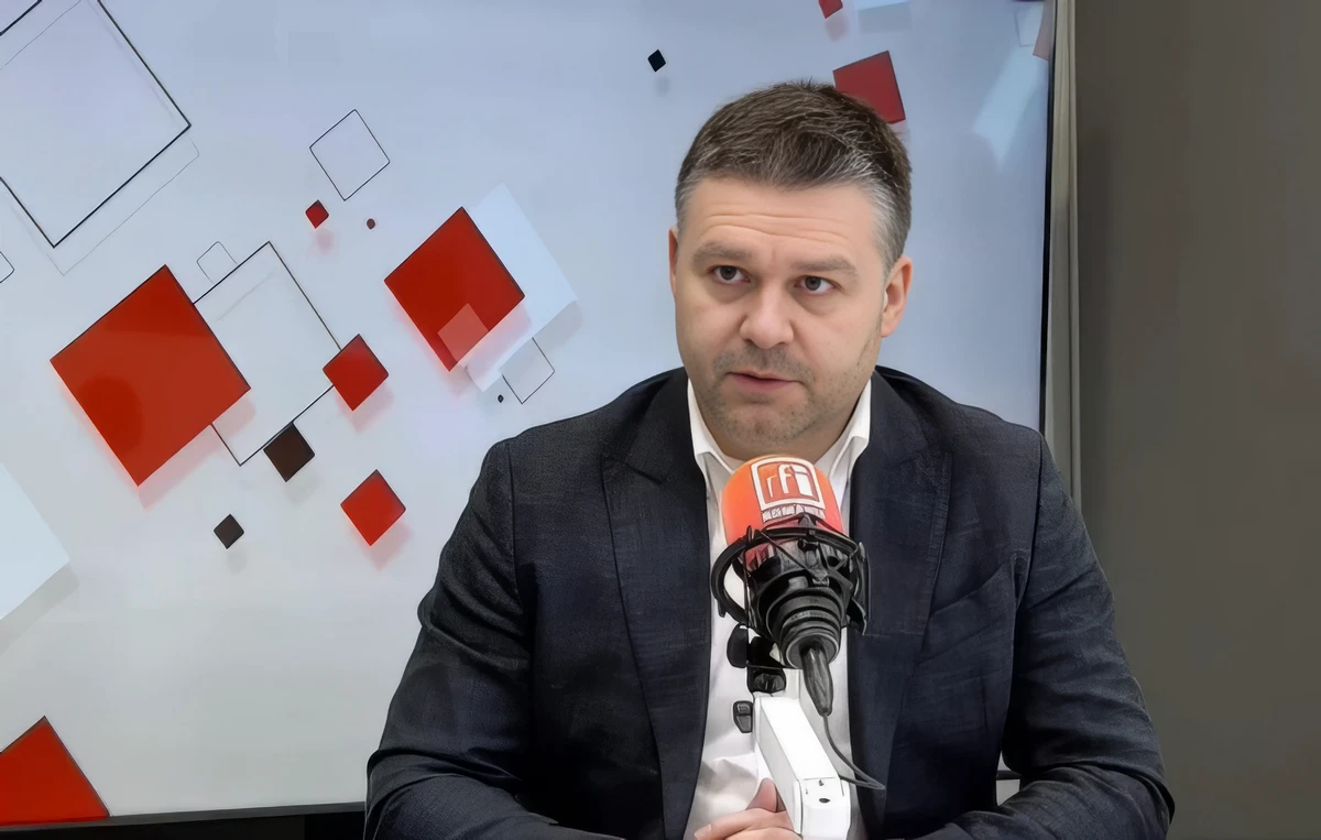 Orosz oligarchák román útlevéllel 2 Ciprian Ciucu szerint 6. szektor személyi nyilvántartási osztálya pert indított bizonyos, moldovai, ukrán és orosz állampolgároknak kiadott dokumentumok érvénytelenítése érdekében