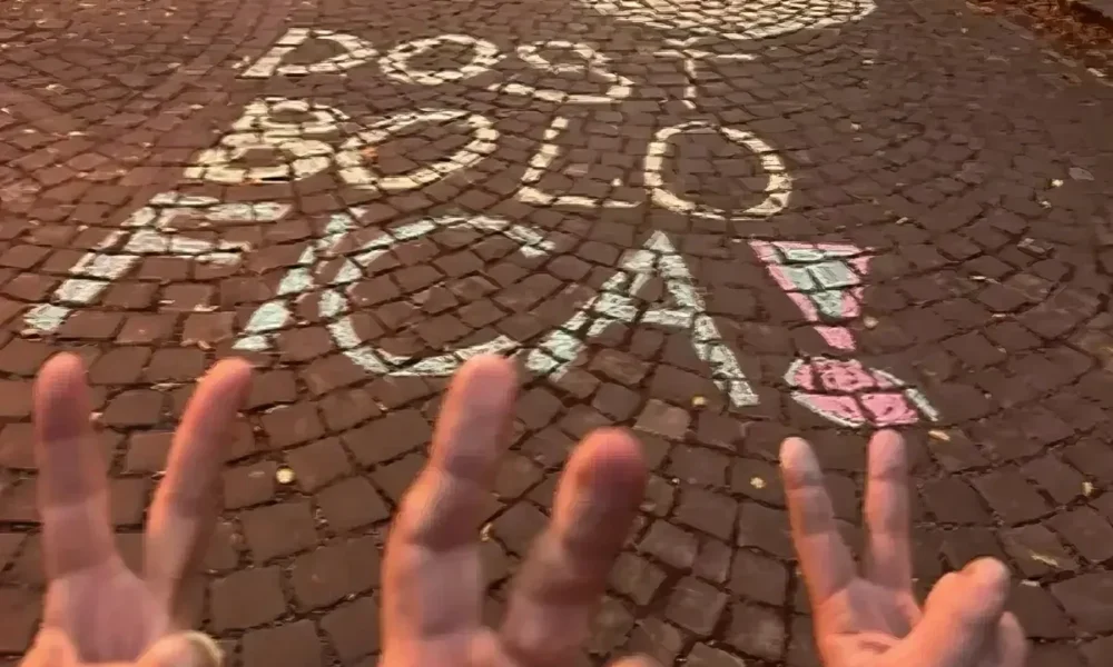 Krétaforradalom: "Elég volt Ficóból" - írták a járdára a poprádi diákok