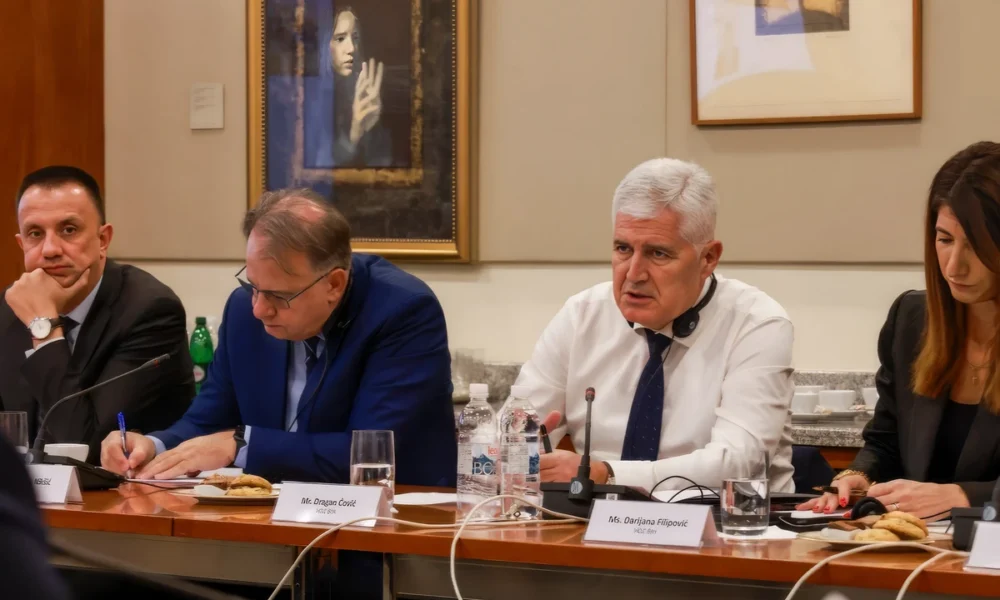 AMERIKAI NYOMÁS: A boszniai Föderáció küldöttsége az amerikai nagykövetségen, fehér ingben a boszniai HDZ elnöke, Dragan Čović