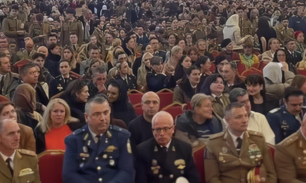 A hallgatóság egy része. A patriarchátus azt állítja, hogy az „Avem o țară” (Van egy hazánk) című dal szövegét tévesen tulajdonítják Radu Gyrmek