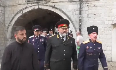 Miajlo Backović pópa, valamint Genagyij Jakovljevics Temnjikov és Viktor Vladimirovics Zaplatin kozák tábornok a kozák hadsereg kotori megalakulásakor