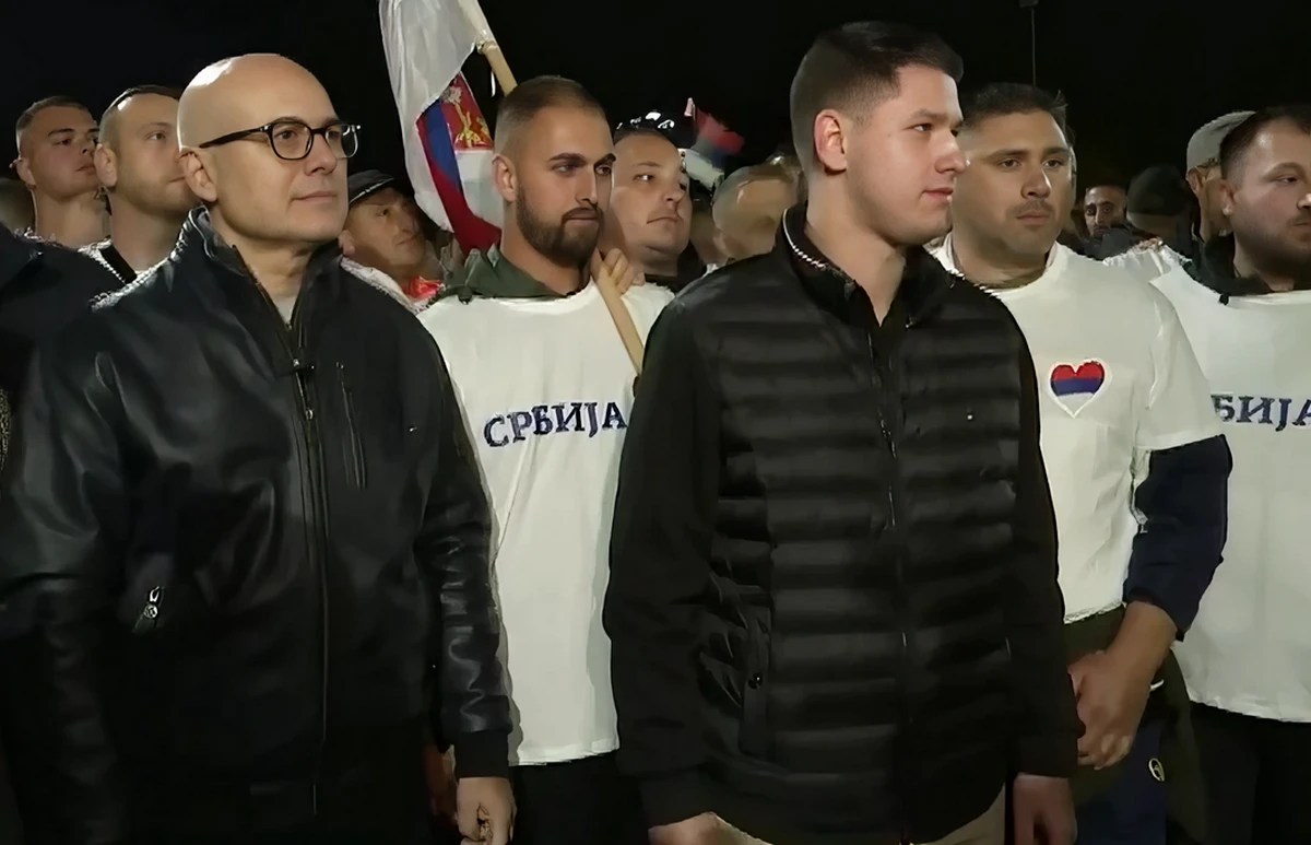Egy anya gyászol, a hatalom sütögeti a pecsenyéjét 4 Milošok: Miloš Vučević, a Szerb Haladó Párt elnöke és Miloš Pavlović főćaci az állítólag Koszovóból gyalogosan érkezők társaságában