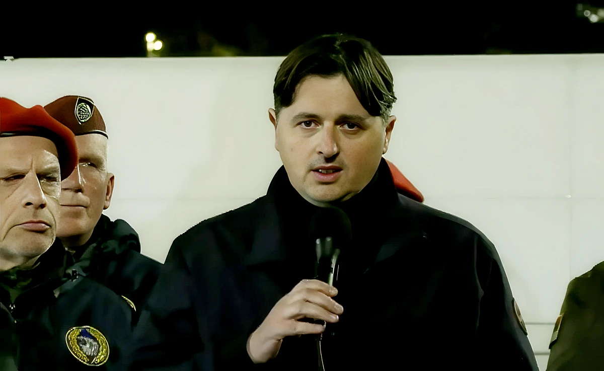 Egy anya gyászol, a hatalom sütögeti a pecsenyéjét 5 Uglješa Mrdić kormánypárti éhségsztrájkolót valószínűleg azért hagyták sokáig beszélni, mert a központi ellenőrzés alól kicsúszott Szervezett Bűnözés Elleni Ügyészséget ostorozta