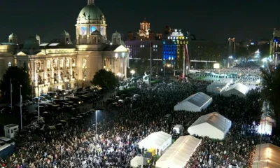 Nagygyűlés, vagyis inkább vásári csődület a szerb parlament előtt, a háttérben az éhségsztrájkot folytató anya