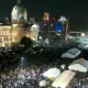 Nagygyűlés, vagyis inkább vásári csődület a szerb parlament előtt, a háttérben az éhségsztrájkot folytató anya