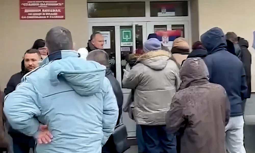 Az egyik negotini körzetben egy időre felfüggesztették a szavazást, mert a bizottság tagjai hangosan felolvasták a választók névsorát. Az igazi kérdés azonban az, hogy kicsit csalnak, vagy nagyon (Forrás: X platform)