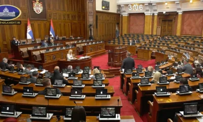 A szerbiai ellenzék elhagyta az üléstermet, hogy megemlékezzen az újvidéki áldozatokról (Forrás: szerbiai Parlament TV)