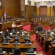 A szerbiai ellenzék elhagyta az üléstermet, hogy megemlékezzen az újvidéki áldozatokról (Forrás: szerbiai Parlament TV)