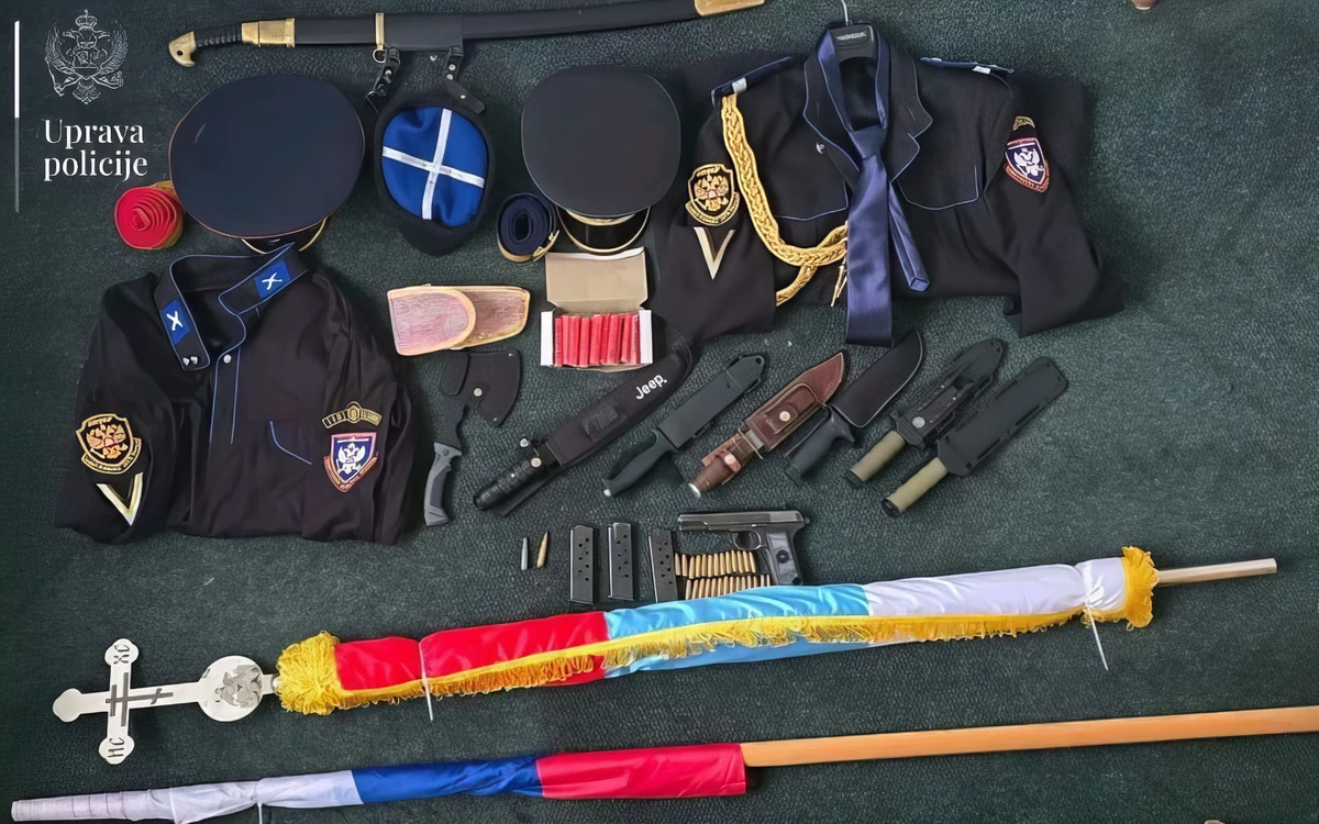 A Lugansk rendőri művelet során elkobzott egyenruhák, zászlók és fegyverek