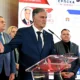 Politikai család, Siniša Karan beszédét modja, miután Dodik gyöztessé kiáltotta ki. A dublőr - hála Dodik "okos jelelölésének" és politikai dörzsöltségének, megnyerte az elnökválasztást