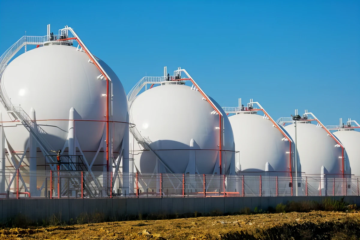 Itt már csak az új logót kellene felfesteni, mondjuk az Exxonét, az is szép piros