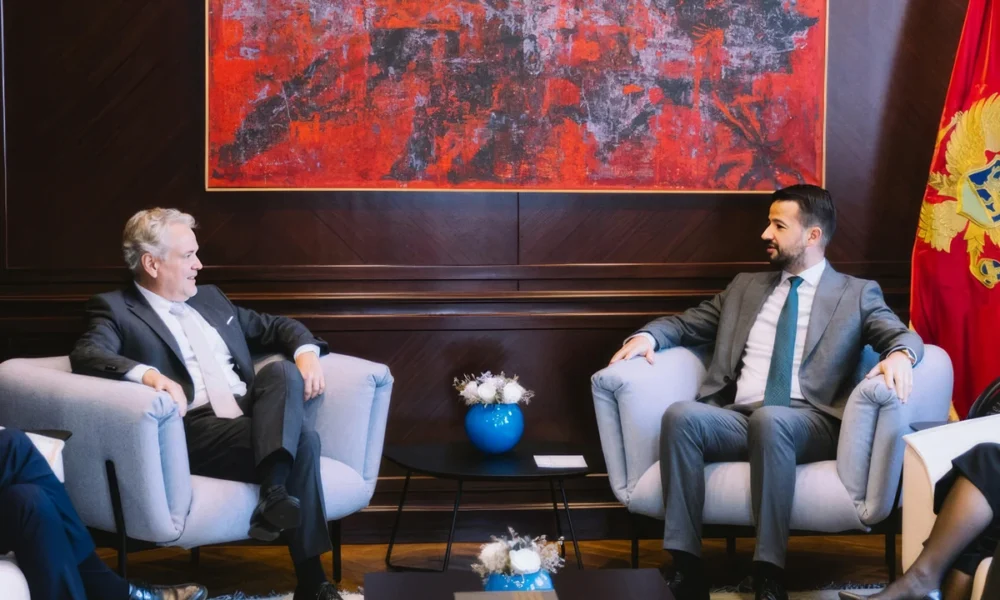 Az uniós misszióvezető szerint Montenegró jó úton halad – a belső egység és a széleskörű politikai támogatás kulcsfontosságú lesz a teljes jogú EU-tagság generációs céljának eléréséhez. Johann Sattler nagykövet ezt annak kapcsán írta az X platformon, hogy átadta Jakov Milatović montenegrói elnöknek az uniós országjelentést