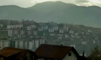 Szarajevó a föléje magasodó hegyekkel, amelyekről a szerbek lőtték a várost