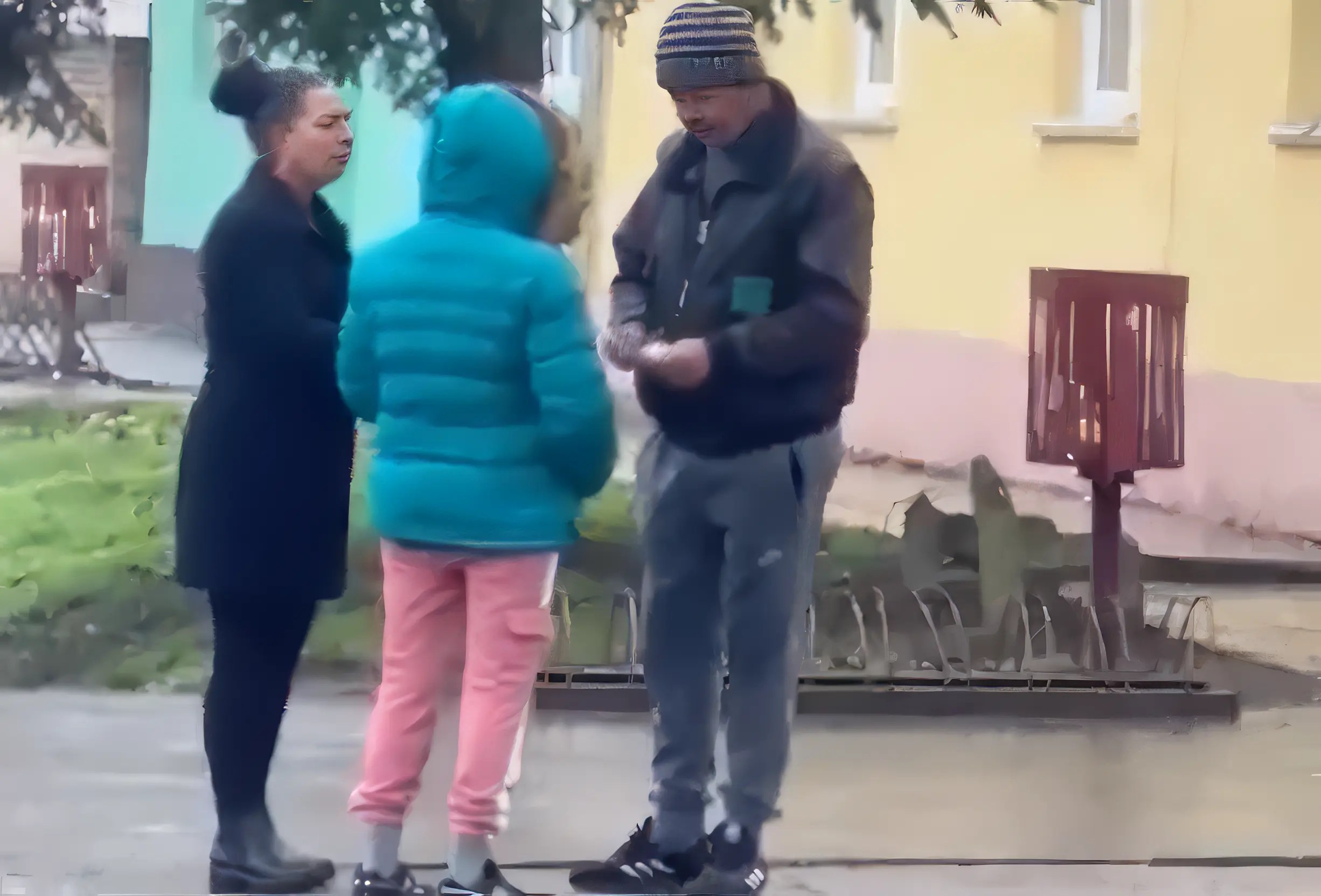 Árkodban egy férfi az utcán fizette ki a "helyesen" szavazó két nőt