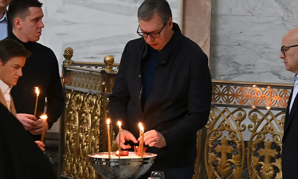 A szerb államfő fegyverhordozói - Ana Brnabić házelnök és Miloš Vučević a haladók elnöke, elnöki tanácsadó - társaságában a belgrádi Szent Száva székesegyházban gyújtott gyertyát az újvidéki áldozatok emlékére, addig mert elmenni